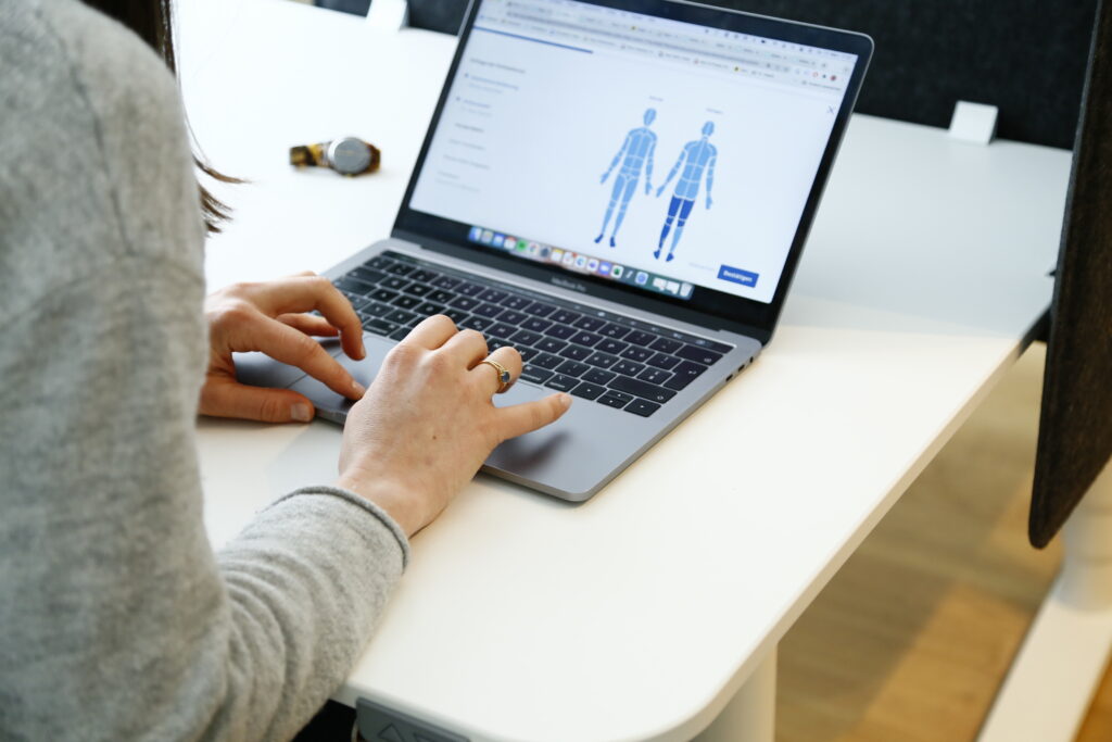 Frau arbeitet am Laptop