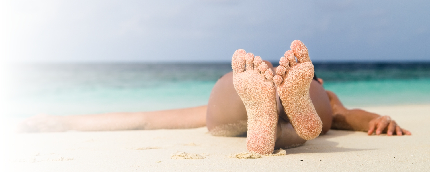 Hitzepickel: Mensch liegt am Strand