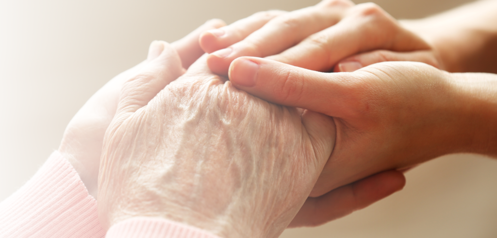 Kinderhand hält Hand einer alten Person