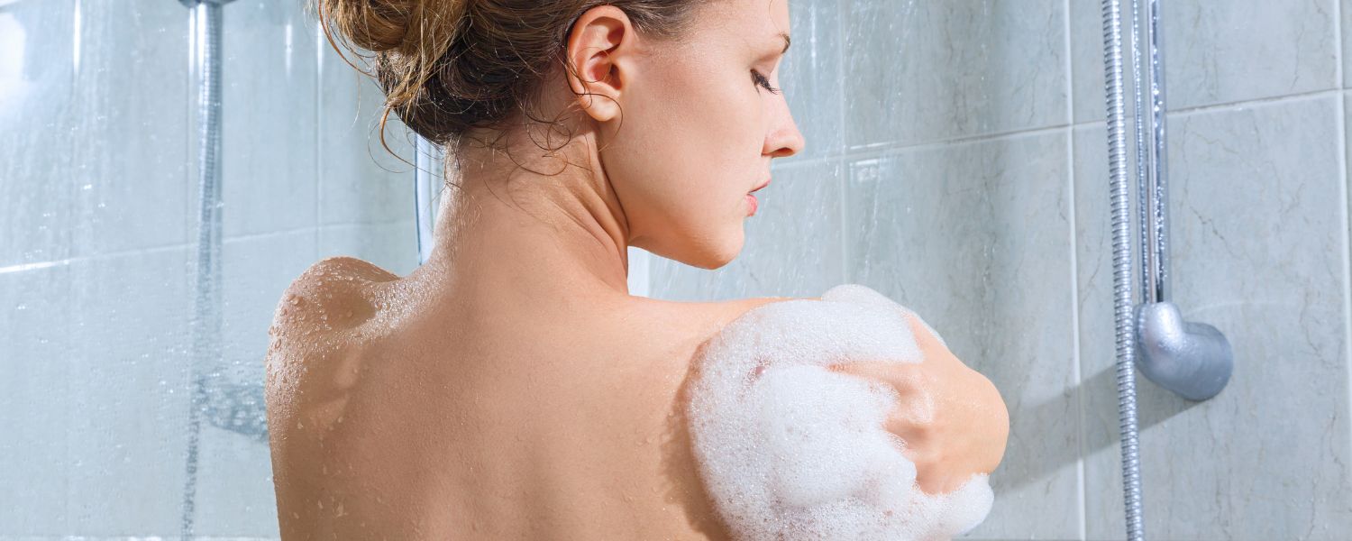 Non Bathing: Frau schäumt ihre Haut unter der Dusche ein