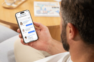 Mann hält Smartphone mit Website von OnlineDoctor