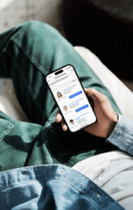 Mann hält Smartphone mit Website von OnlineDoctor