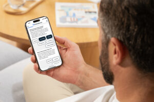 Mann hält Smartphone mit Website von OnlineDoctor