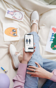 Mädchen hält Smartphone mit Website von OnlineDoctor
